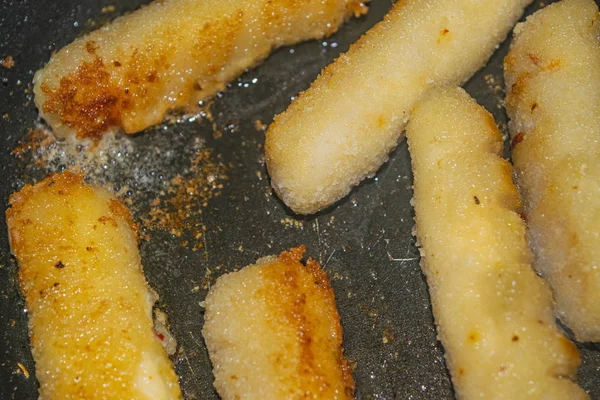 Stik keju digoreng dalam wajan. Makanan yang lezat. Makanan cepat saji tradisional. Tutup. . — Stok Foto