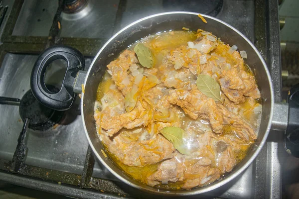 Carne con cebolla y zanahoria guisadas en una cacerola. Cocina casera . —  Fotos de Stock