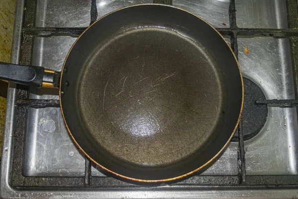 Αντικολλητικό τηγάνι σε φούρνο αερίου από ανοξείδωτο χάλυβα. Σπιτικό μαγείρεμα. — Φωτογραφία Αρχείου