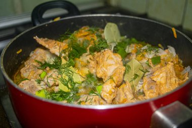 Soğanlı et, havuç, dereotu ve körfez yaprağı bir tencerede pişirilir. Ev yemeği..