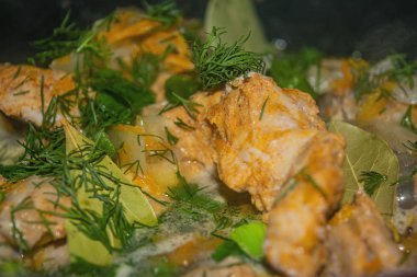 Soğanlı et, havuç, dereotu ve körfez yaprağı bir tencerede pişirilir. Ev yemeği. Kapat..