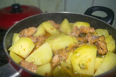 Soğanlı et, havuç ve patatesler tencerede pişirildi. Ev yemeği..