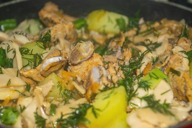 Soğanlı et, havuç, patates, dereotu ve körfez yaprağı tencerede pişirilir. Ev yemeği. Kapat..