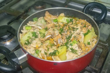 Soğanlı et, havuç, patates, dereotu ve körfez yaprağı tencerede pişirilir. Ev yemeği..