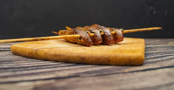 Salmonete seco sobre una tabla de madera sobre la mesa. Cocina de pescado y marisco. Sabroso bocadillo . — Foto de Stock