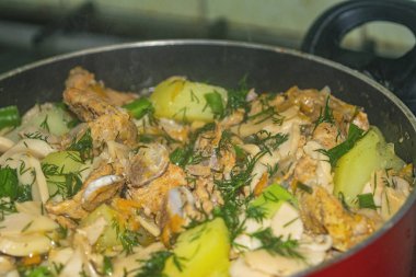 Soğanlı et, havuç, patates, dereotu ve körfez yaprağı tencerede pişirilir. Ev yemeği. Kapat..