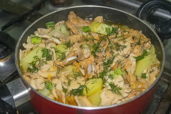 Soğanlı et, havuç, patates, dereotu ve körfez yaprağı tencerede pişirilir. Ev yemeği.. — Stok fotoğraf