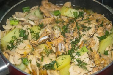 Soğanlı et, havuç, patates, dereotu ve körfez yaprağı tencerede pişirilir. Ev yemeği. Kapat..