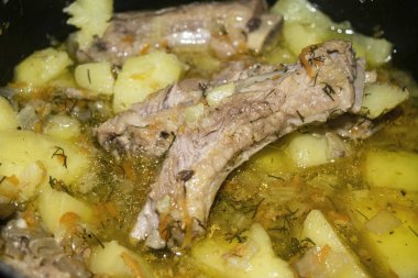 Patates, soğan, havuç ve tencerede dereotlu domuz pirzolası. Kapatın. Geleneksel tarif. Ev yemeği..