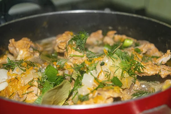 Soğanlı et, havuç, dereotu ve körfez yaprağı bir tencerede pişirilir. Ev yemeği. Kapat..