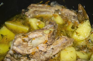 Patates, soğan, havuç ve tencerede dereotlu domuz pirzolası. Kapatın. Geleneksel tarif. Ev yemeği..