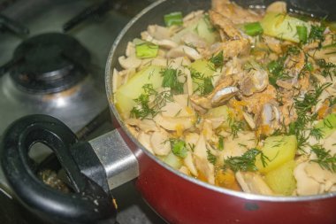 Soğanlı et, havuç, patates, dereotu ve körfez yaprağı tencerede pişirilir. Ev yemeği. Kapat..