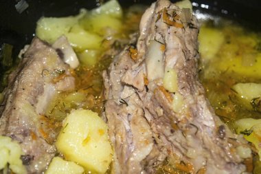 Patates, soğan, havuç ve tencerede dereotlu domuz pirzolası. Kapatın. Geleneksel tarif. Ev yemeği..