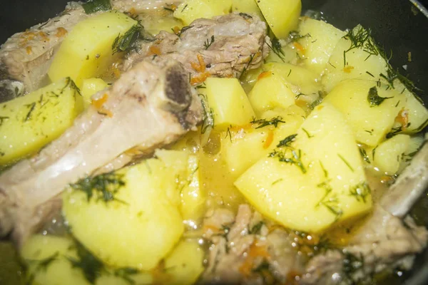 Patates, soğan, havuç ve tencerede dereotlu domuz pirzolası. Kapatın. Geleneksel tarif. Ev yemeği.. — Stok fotoğraf