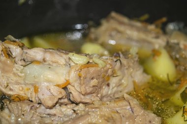 Patates, soğan, havuç ve tencerede dereotlu domuz pirzolası. Kapatın. Geleneksel tarif. Ev yemeği..