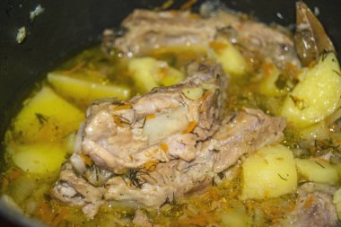 Patates, soğan, havuç ve tencerede dereotlu domuz pirzolası. Kapatın. Geleneksel tarif. Ev yemeği..