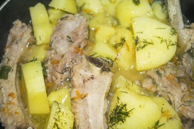 Patates, soğan, havuç ve tencerede dereotlu domuz pirzolası. Kapatın. Geleneksel tarif. Ev yemeği..