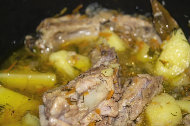 Patates, soğan, havuç ve tencerede dereotlu domuz pirzolası. Kapatın. Geleneksel tarif. Ev yemeği..