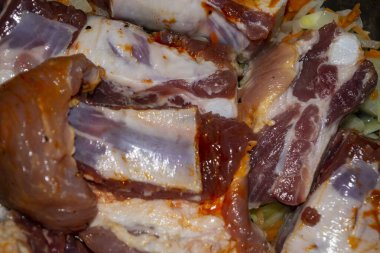 Baharatla marine edilmiş domuz pirzolası. Ev yemeği. Kapat.