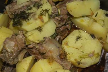 Patates, soğan ve havuçla pişirilmiş domuz pirzolası. Ev yemeği. Kapat.