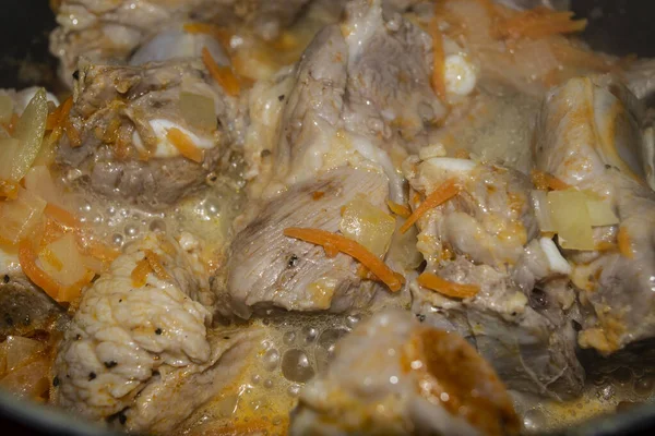 Pork ribs marinated with spices Stewed in a pan with onions and carrots. Home cooking. Close up — Stock Photo, Image
