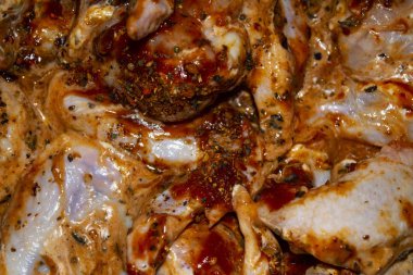 Tavada kızartılmış baharatla marine edilmiş tavuk kanatları. Ev yemeği.