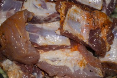 Baharatla marine edilmiş domuz pirzolası. Ev yemeği. Kapat.