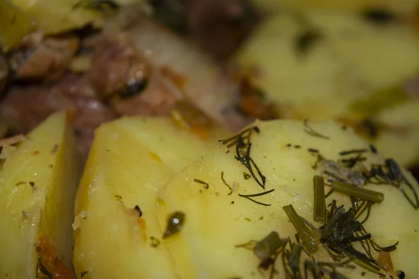 Costillas de cerdo estofadas con patatas, cebollas y zanahorias. Cocina casera. De cerca. — Foto de Stock