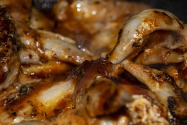 Tavada kızartılmış baharatla marine edilmiş tavuk kanatları. Ev yemeği.