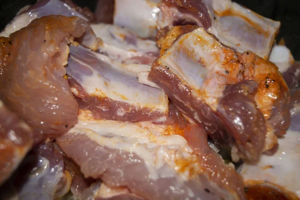 猪肉排骨用香料腌制. 在家做饭。 靠近点 — 图库照片