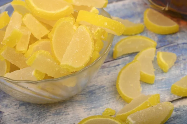 Marmalade lemon slices on wooden background. Sweet dessert. Close up. — Stock Photo, Image