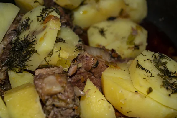 Pork ribs stewed with potatoes, onions and carrots. Home cooking. Close up — Stock Photo, Image