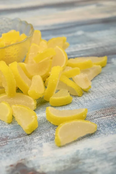 Marmalade lemon slices on wooden background. Sweet dessert. Close up. — Stock Photo, Image