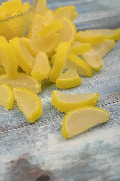 Marmalade lemon slices on wooden background. Sweet dessert. Close up. — Stock Photo, Image
