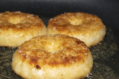 Üç doğranmış tavuk pirzolası sebze yağında tavada kızartılır. Kapat..