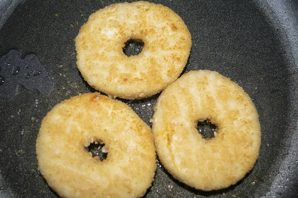 Tre cotolette di pollo tritate sono fritte in una pentola in olio vegetale. Da vicino. . — Foto Stock