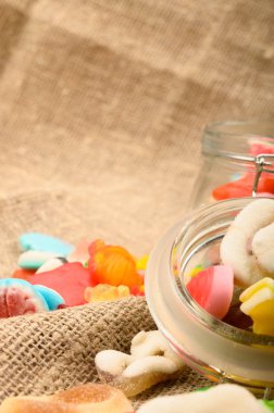 Ev yapımı kabataslak kumaş yakın plan üzerinde çok renkli marmelat. Lezzetli tatil hediyesi..