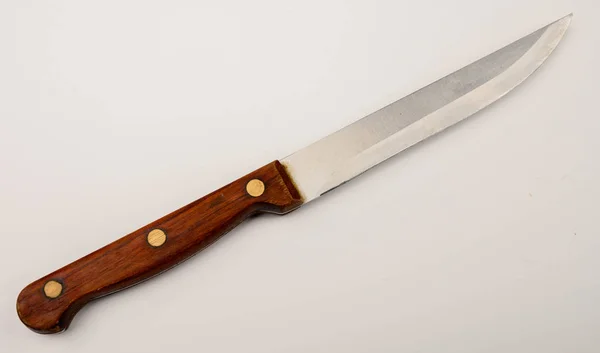 Старый винтажный нож с деревянной ручкой на белом фоне. Закрыть . — стоковое фото