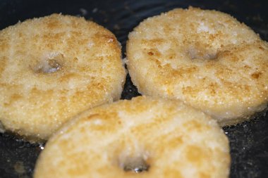 Üç doğranmış tavuk pirzolası sebze yağında tavada kızartılır. Kapat..