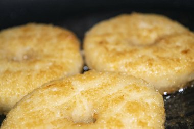 Üç doğranmış tavuk pirzolası sebze yağında tavada kızartılır. Kapat..