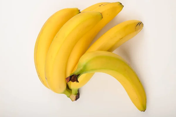 Stelletje rijpe gele bananen op een witte achtergrond. Sluiten.. — Stockfoto