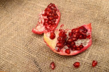 Kabataslak ev yapımı kumaştan yapılmış olgun, sulu nar ve nar tohumları. Kapat..