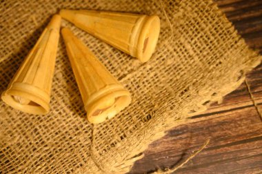 Kabataslak ev yapımı kumaşla kaplanmış waffle külahlı üç kek. Kapat..