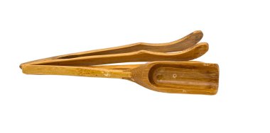 Geleneksel Çin çayı içmek için bir dizi ahşap alet. Kapatın. Beyaz arkaplanda izole et.