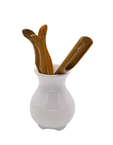 Um conjunto de aparelhos de madeira para beber chá tradicional chinês em um vaso de cerâmica branca no estilo oriental. Fecha. Isolar em um fundo branco . — Fotografia de Stock