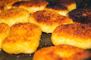 Tavuk külçeleri tavada kızartılır. Kapat..