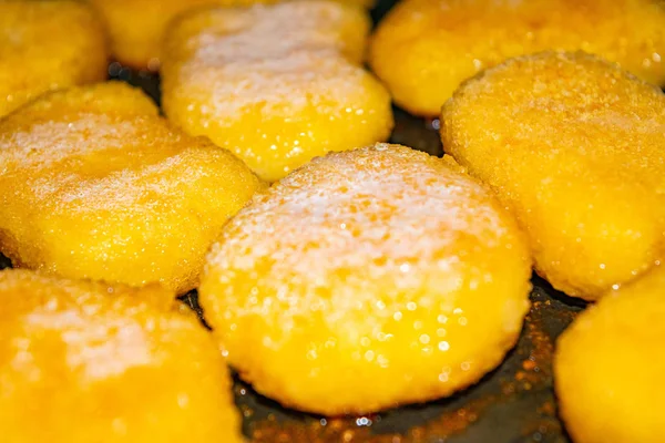 Nuggets de frango são fritos em uma panela. Fechar . — Fotografia de Stock