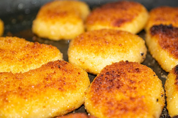 Tavuk külçeleri tavada kızartılır. Kapat..