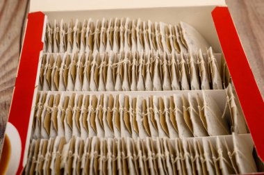 Kağıt bir kutuda çay poşetleri. Kapat..