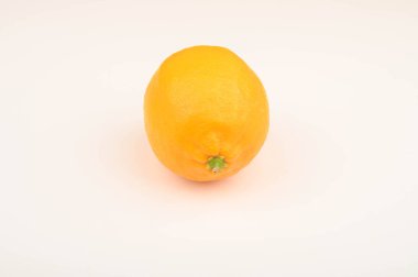 Beyaz arka planda olgun sarı bir limon. Kapat..